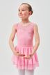 Ein junges Mädchen in einem rosa Ballett-Outfit steht mit gerundeten Armen in einer Ballettposition. 1