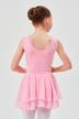 Junges Mädchen in einem rosa Ballett-Outfit mit Duttfrisur 2