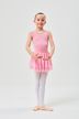 Kleines Kind in einem rosa Ballettbody und Tutu posiert in Ballettposition. 3