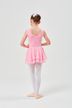 Ein junges Mädchen in einem rosa Ballett-Outfit und weißen Strumpfhosen steht mit den Händen in den Hüften und blickt von der Kamera weg. 4