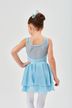 Ein junges Mädchen in einem blauen Ballettkleid und weißen Strumpfhosen steht mit abgewandter Hand da und stütz sich auf die Hüfte. 1