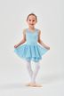 Ein junges Mädchen in einem blauen Ballettkleid und weißen Strumpfhosen steht in einer Tanzpose. 2