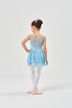 Ein junges Mädchen in einem hellblauen Ballettkleid und weißen Strumpfhosen steht mit dem Rücken zu einem schlichten weißen Hintergrund. 3