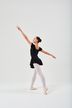 Eine Balletttänzerin in einem schwarzen Ballettbody 4
