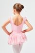 Ein junges Mädchen in einem rosa Ballett-Outfit steht mit den Händen in den Hüften und blickt von der Kamera weg. 2
