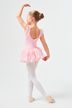 Ein junges Mädchen in einem rosa Ballett-Outfit posiert anmutig mit erhobenem Arm und dem Rücken zur Kamera. 4