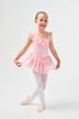 Junges Mädchen in einem rosa Ballettkleid und weißen Strumpfhosen posiert in einer Balletthaltung. 3