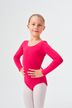 Junges Mädchen in einem rosa Ballettbody und weißen Strumpfhosen posiert selbstbewusst mit den Händen in den Hüften. 1