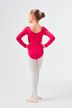 Ein junges Mädchen in einem rosa Ballettbody 4
