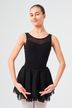 Junge Ballerina in schwarzem Ballettbody und Rock steht in Ballettpose vor schlichtem hellem Hintergrund. 1