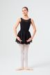 Eine Balletttänzerin in einem schwarzen Ballettbody und weißen Strumpfhosen steht mit nach vorne gebogenen Armen in der ersten Position. 3