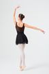 Eine Balletttänzerin in einem schwarzen Ballettbody und Rock posiert auf Spitze mit anmutig ausgestreckten Armen. 4