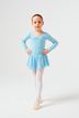 Junges Mädchen in einem hellblauen Ballett-Outfit posiert mit den Händen in den Hüften und steht auf einem Bein. 3