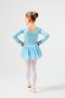 Ein junges Mädchen in einem blauen Ballett-Outfit und weißen Strumpfhosen steht mit den Händen in den Hüften und blickt von der Kamera weg. 4