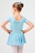 Ein junges Mädchen in einem hellblauen Ballett-Outfit steht mit den Händen in den Hüften und blickt von der Kamera weg. 2