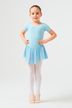 Ein junges Mädchen steht in Ballettposition und trägt einen hellblauen Ballettbodyanzug 3