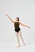 Eine Balletttänzerin im Trikot posiert auf einem Bein 4