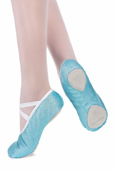 Nahaufnahme der Füße einer Tänzerin in hellblauen Ballettschuhen und hellen Strumpfhosen