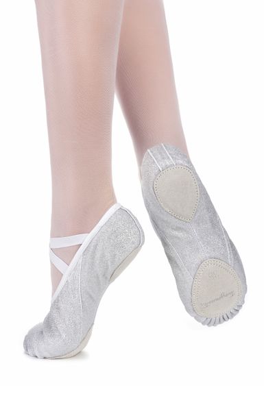 Eine Person trägt hellrosa Strumpfhosen und silberne Ballerinas mit weißen Riemen und steht auf Zehenspitzen.