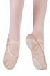 Nahaufnahme der Füße einer Tänzerin in hellrosa Ballettschuhen und Strumpfhosen