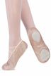 Nahaufnahme der Beine einer Tänzerin in rosa Strumpfhosen und hellrosa Ballettschuhen