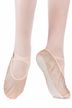 Nahaufnahme von Füßen in rosa Ballettschuhen und Strumpfhosen