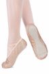 Eine Tänzerin trägt hellrosa Strumpfhosen und glitzernde rosa Ballettschuhe