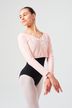Eine junge Balletttänzerin posiert in einem rosa Oberteil
