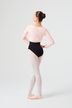 Eine Balletttänzerin steht im Profil und trägt ein rosa Oberteil