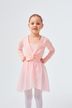 Ein junges Mädchen in einem rosa Ballett-Outfit steht mit den Händen in den Hüften. 1