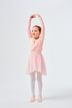 Ein junges Mädchen in einem rosa Ballett-Outfit steht auf Zehenspitzen mit über den Kopf erhobenen Armen in einer Ballettpose. 3