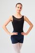 Person in einem schwarzen Trikot und marineblauen Shorts steht in einer Ballettpose. 1