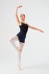 Balletttänzerin posiert auf einem Bein mit erhobenen Armen und trägt einen schwarzen Trikotanzug 3