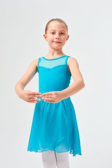 Junges Mädchen in einem blauen Kleid posiert in einer Ballettposition.