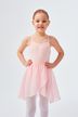 Ein kleines Kind in einem rosa Ballettkleid und weißen Strumpfhosen steht mit den Händen in den Hüften.