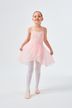Ein junges Mädchen in einem rosa Ballettkleid