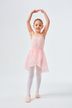 Ein junges Mädchen in einem rosa Ballett-Outfit steht mit über dem Kopf erhobenen Armen in einer Ballettpose.