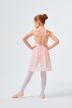 Ein junges Mädchen in einem rosa Ballett-Outfit und weißen Strumpfhosen steht in einer Tanzpose und blickt von der Kamera weg.