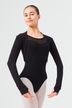 Eine junge Frau in einem schwarzen Trikot und einem Bolero posiert.