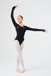 Eine Balletttänzerin in einem schwarzen Trikot und weißen Strumpfhosen posiert auf Spitze.