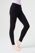 Person mit schwarzen Leggings