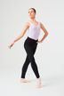Eine Balletttänzerin posiert in schwarzen Leggings