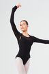 Eine Balletttänzerin in einem schwarzen Trikot und Achselzucken posiert mit einem erhobenen Arm.