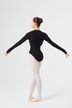 Eine Balletttänzerin in einem schwarzen Trikot
