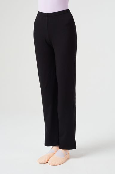 Person in schwarzer Hose und hellrosa Ballettschuhen