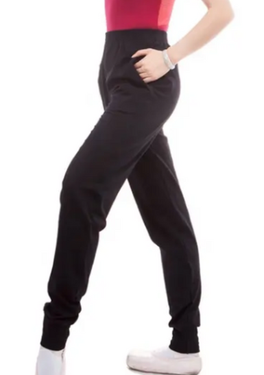 Person in schwarzen Jogginghosen