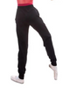Person in schwarzer Jogginghose und weißen Ballettschuhen