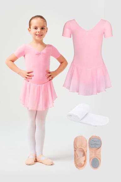 Ein junges Mädchen in rosa Ballettkleidung - Ballett Starter Set mit Trikot, Ballettschuhen und Strumpfhose.