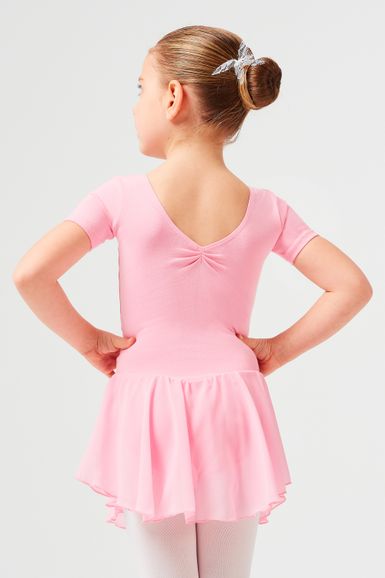 Ein junges Mädchen in rosa Ballettkleidung