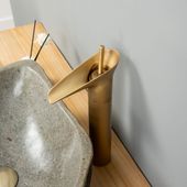 Wasserfall Armatur gold mit breitem Auslauf wohnfreuden